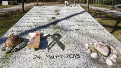 Auf dem Friedhof in Haltern erinnert ein symbolisches Klassenzimmer an die Spanischaustausch-Gruppe. Die Namen der Toten stehen auf dem Lehrerpult. (Foto: Oliver Berg/dpa)