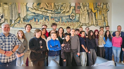 Die Schüler und Schülerinnen aus der Partnerstadt Saint-Yrieix-la-Perche wurden im Rathaus von Vertretern der Stadt empfangen. (Foto: Nicole Paskow)
