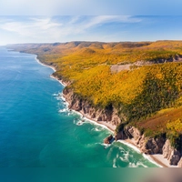 Der Cabot Trail windet sich an der Küste von Cape Breton Island entlang. (Foto: Adam Hill/Destination Cape Breton/dpa-tmn)