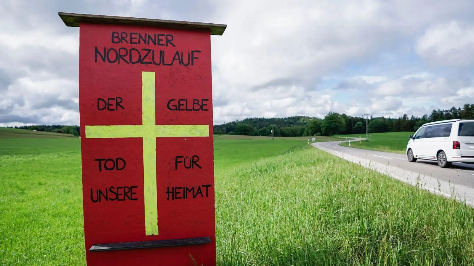 Ein Protestschild mit der Aufschrift „Brenner Nordzulauf - Der gelbe Tod für unsere Heimat“. (Foto: Uwe Lein/dpa)