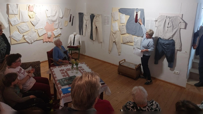 Bei der Ausstellungseröffnung erzählte Museumsleiterin Erika Kränzlein den Besucherinnen und Besuchern etwas zur Kulturgeschichte der Unterwäsche. (Foto: Jürgen Eisen)