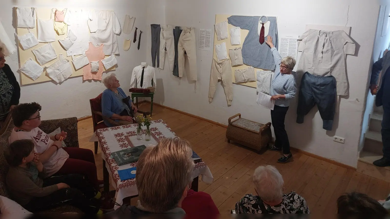 Bei der Ausstellungseröffnung erzählte Museumsleiterin Erika Kränzlein den Besucherinnen und Besuchern etwas zur Kulturgeschichte der Unterwäsche. (Foto: Jürgen Eisen)
