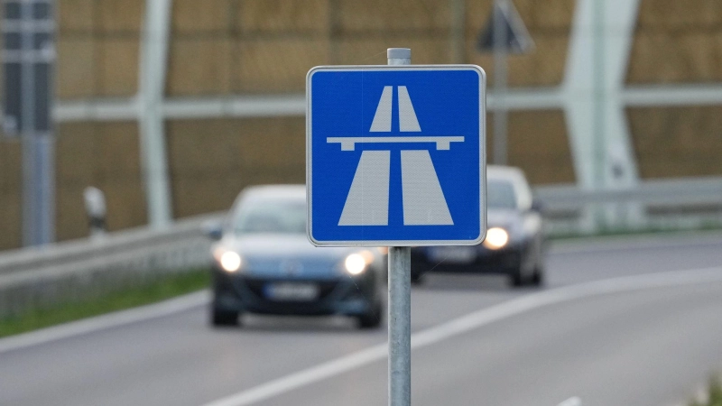 Dass es am Samstag auf der A6 bei einer Geisterfahrt zu keinem schweren Unfall gekommen ist, stuft die Polizei als Zufall ein. (Symbolbild: Soeren Stache/dpa)