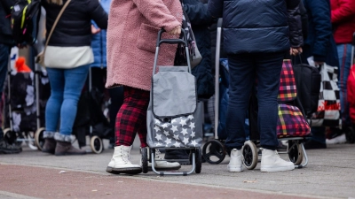 Bedürftige Menschen warten vor der Lebensmittelausgabe der Tafel in Oberhausen. (Foto: Rolf Vennenbernd/dpa)