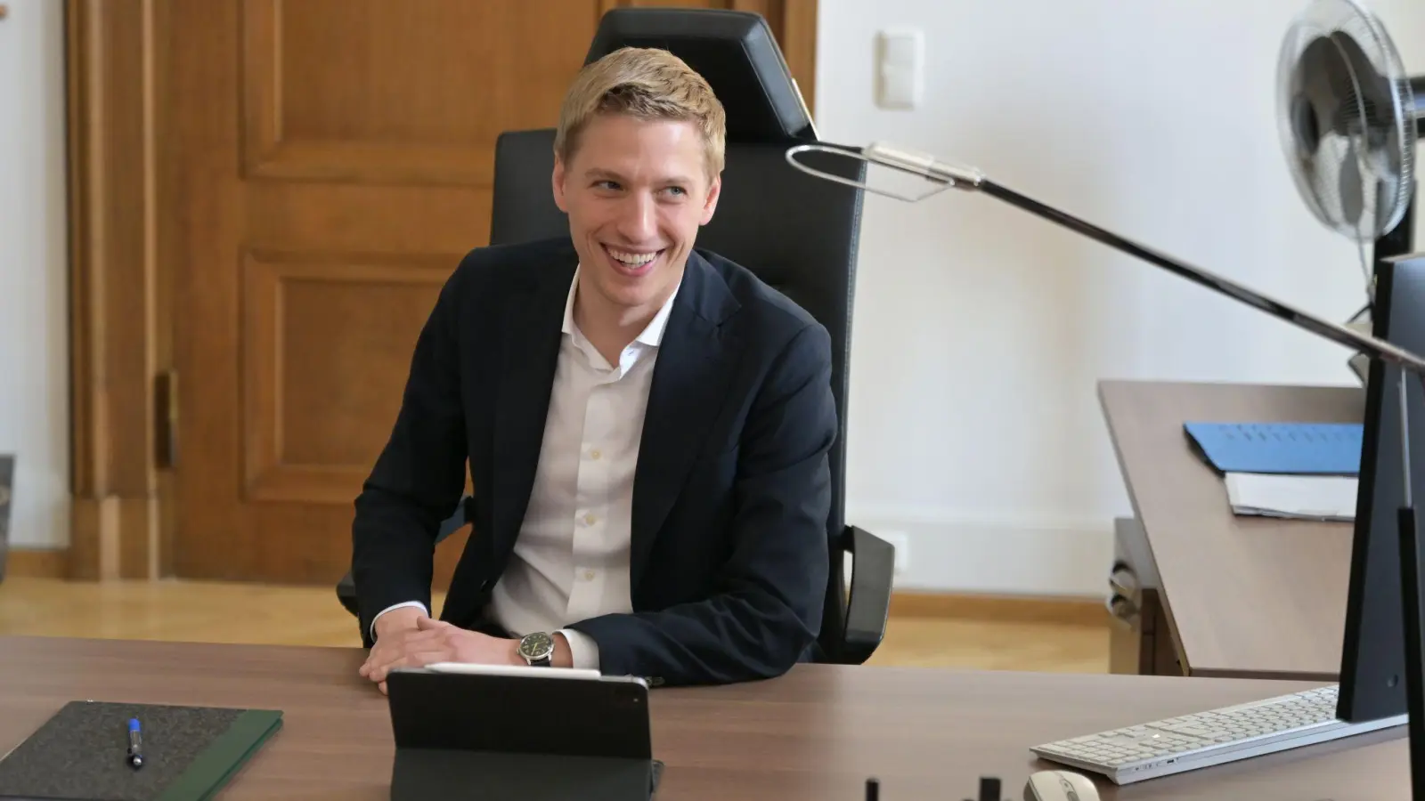 Angekommen im Münchner Chefsessel: Dominik Krause (Foto: Malin Wunderlich/dpa)