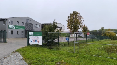 Auf dem Gelände der Müllumladestation in Aurach traf sich die Verbandsversammlung des Zweckverbands zur Abfallbeseitigung in der Stadt und im Landkreis Ansbach.  (Foto: Thomas Schaller)