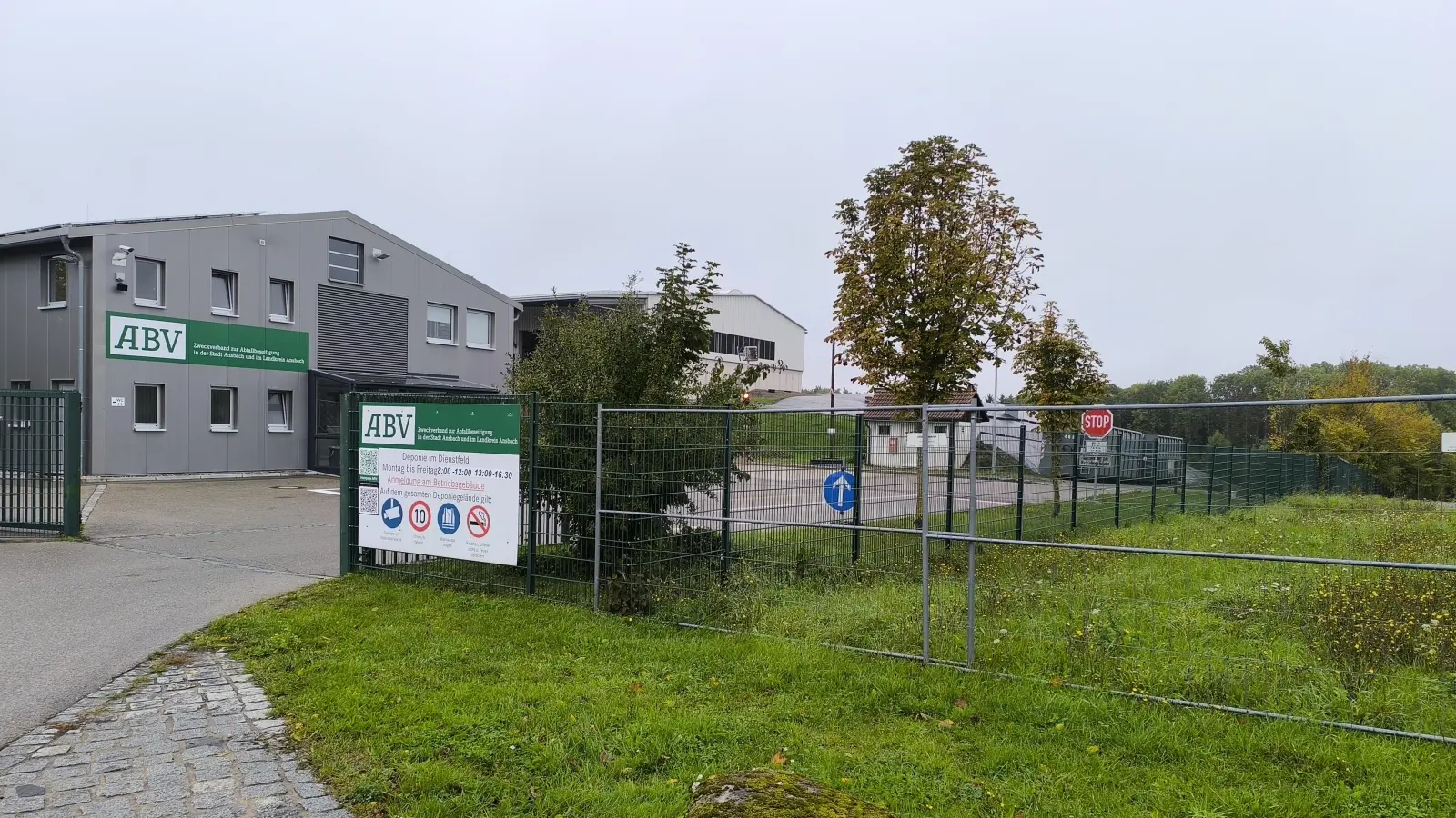 Auf dem Gelände der Müllumladestation in Aurach traf sich die Verbandsversammlung des Zweckverbands zur Abfallbeseitigung in der Stadt und im Landkreis Ansbach.  (Foto: Thomas Schaller)