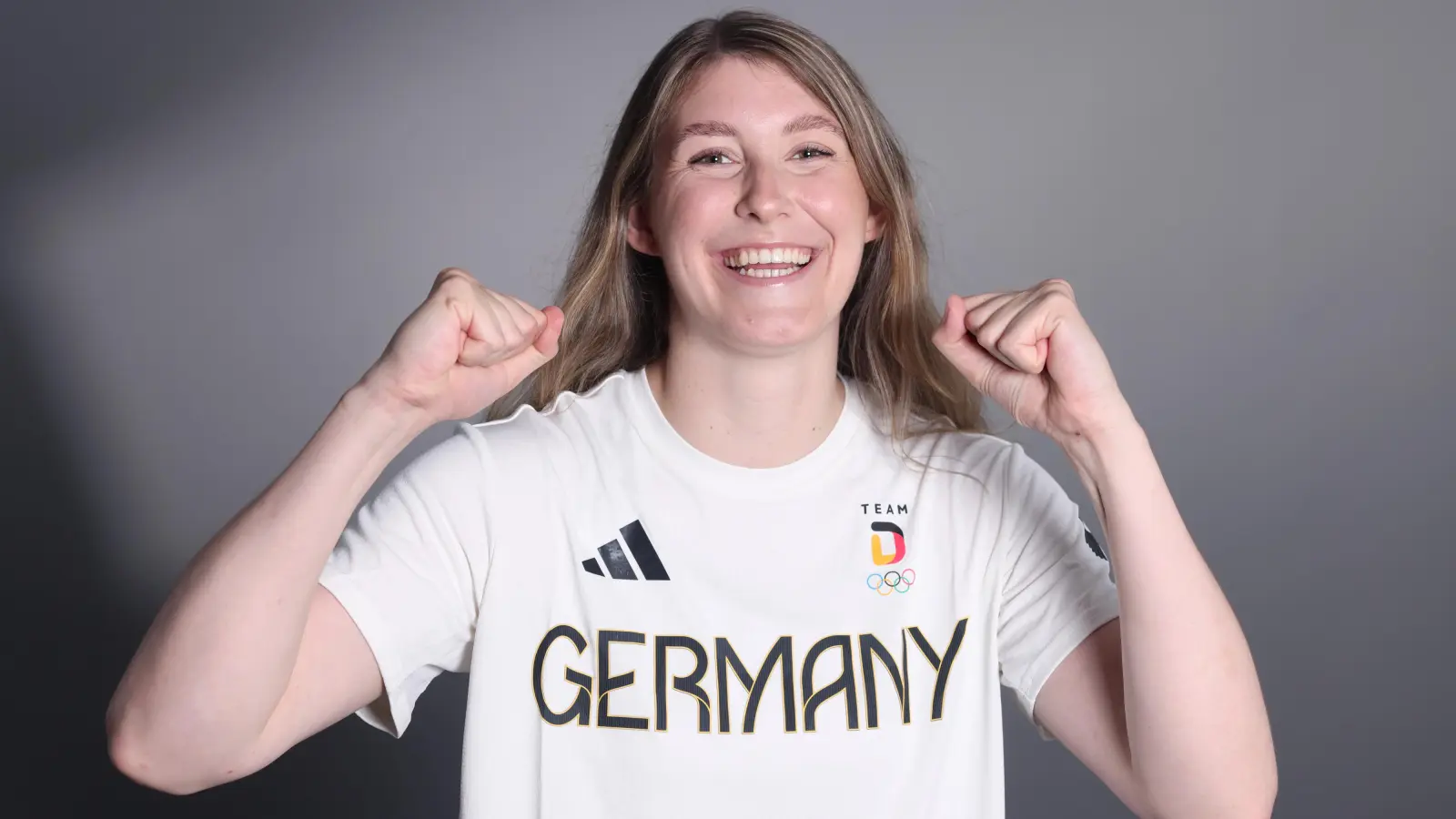 Volle Power für die Olympischen Spiele: Luisa Geiselsöder bei der Einkleidung für die Basketballerinnen. (Foto: Team Deutschland/picture alliance)