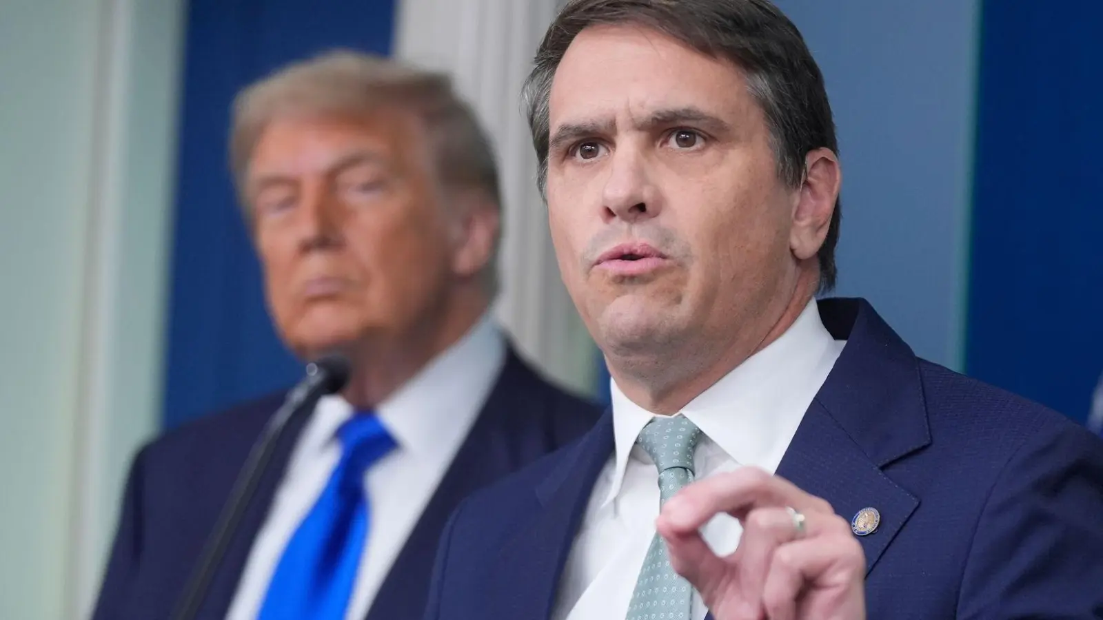 US-Präsident Donald Trump hat über Justizminister Todd Blanche (rechts) den Plan für einen Entschädigungsfonds eingebracht, der die Republikaner spaltet. (Archivbild) (Foto: Manuel Ceneta/AP/dpa)