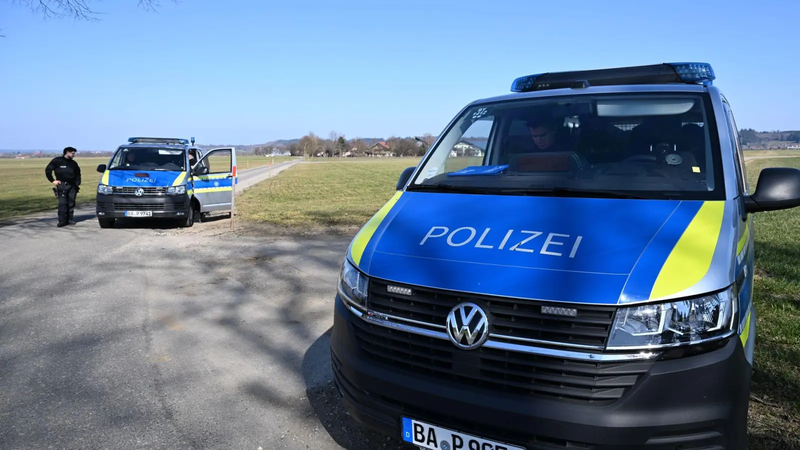 Polizei-Einsatzfahrzeuge stehen wegen einer Durchsuchung in der Nähe eines Rinderbetriebes. Die Kontrollbehörde will nun gegen den Betriebsleiter des Unternehmens ein Tierhalteverbot durchsetzen. (Archivfoto) (Foto: Pichler/swd-medien/dpa)