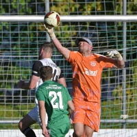 Daniel Schmidt, der Torwart des VfB Schillingsfürst klärt im letzten Moment gegen Uffenheims Jörg Bößendörfer (im weißen Trikot). Der VfB (vorne Noah Lanzendörfer) siegte mit 3:1. (Foto: Martin Rügner)