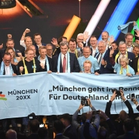 Die Wahlsieger um Bayerns Ministerpräsident Markus Söder (M) wollen die Münchner Olympia-Pläne jetzt schnell umsetzen.  (Foto: Marijan Murat/dpa)