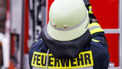 Feuerwehrleute löschten den Brand. (Symbolbild) (Foto: Philipp von Ditfurth/dpa)