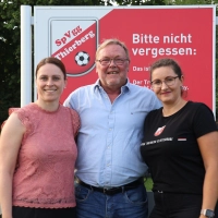 Die Vorsitzende Nicole Fischbach und das neue Trainerduo Ralf und Larisa Sträßer (von links) wollen die Frauenfußball-Tradition bei der Spielvereinigung Thierberg weiterführen. (Foto: Andreas Reum)