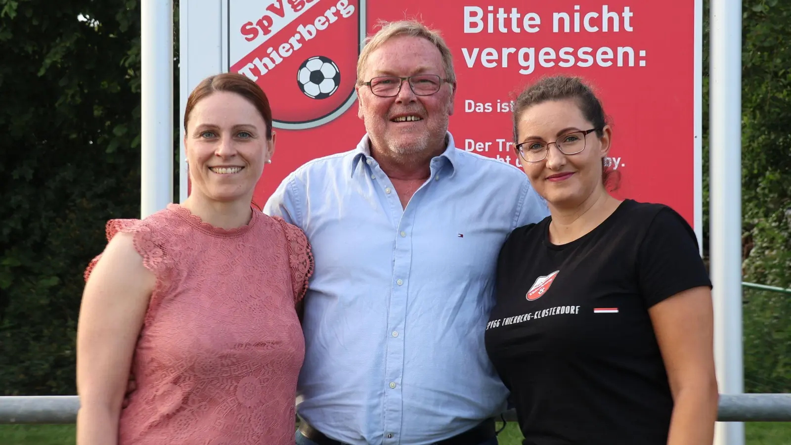 Die Vorsitzende Nicole Fischbach und das neue Trainerduo Ralf und Larisa Sträßer (von links) wollen die Frauenfußball-Tradition bei der Spielvereinigung Thierberg weiterführen. (Foto: Andreas Reum)