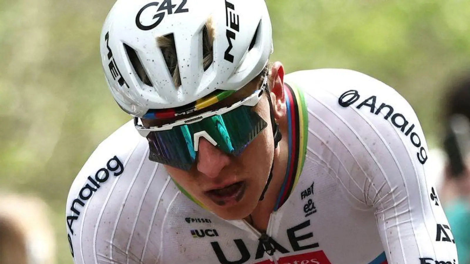 Tadej Pogacar hatte selbst zweimal Defekt. (Foto: Anne-Christine Poujoulat/AFP/dpa)