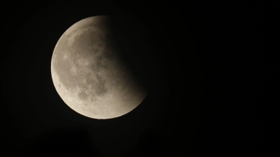Der Mond wird sich verfinstern. (Archivbild) (Foto: Thomas Warnack/dpa)