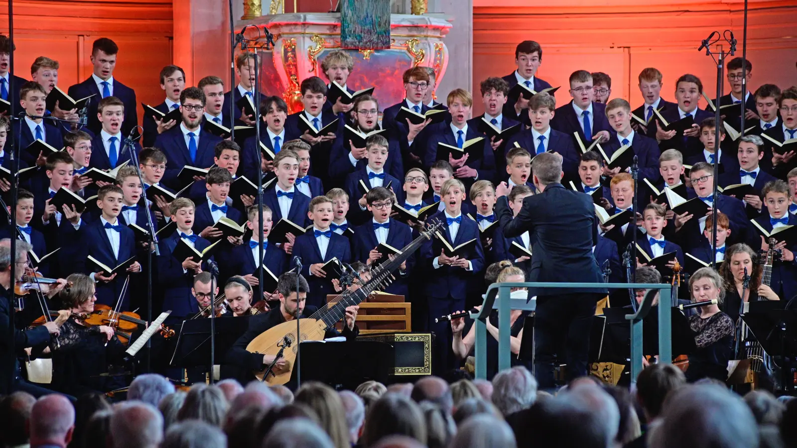 Ergänzten sich eindrucksvoll: der Windsbacher Knabenchor und das Freiburger Barockorchester unter der Leitung von Ludwig Böhme. (Foto: Jim Albright)