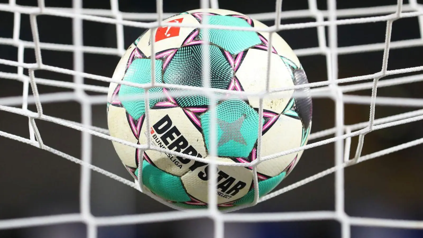 So wünscht es sich der SVG Steinachgrund: Der Ball soll im Netz des Gegners zappeln. (Symbolbild: Friso Gentsch/dpa)