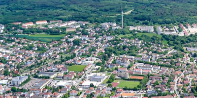 Auf diesem Lauftbild vom südlichen Stadtgebiet Ansbachs ist links vom Fernmeldeturm das riesige Areal der Barton-Kaserne zu sehen. (Foto: Walter Röber)
