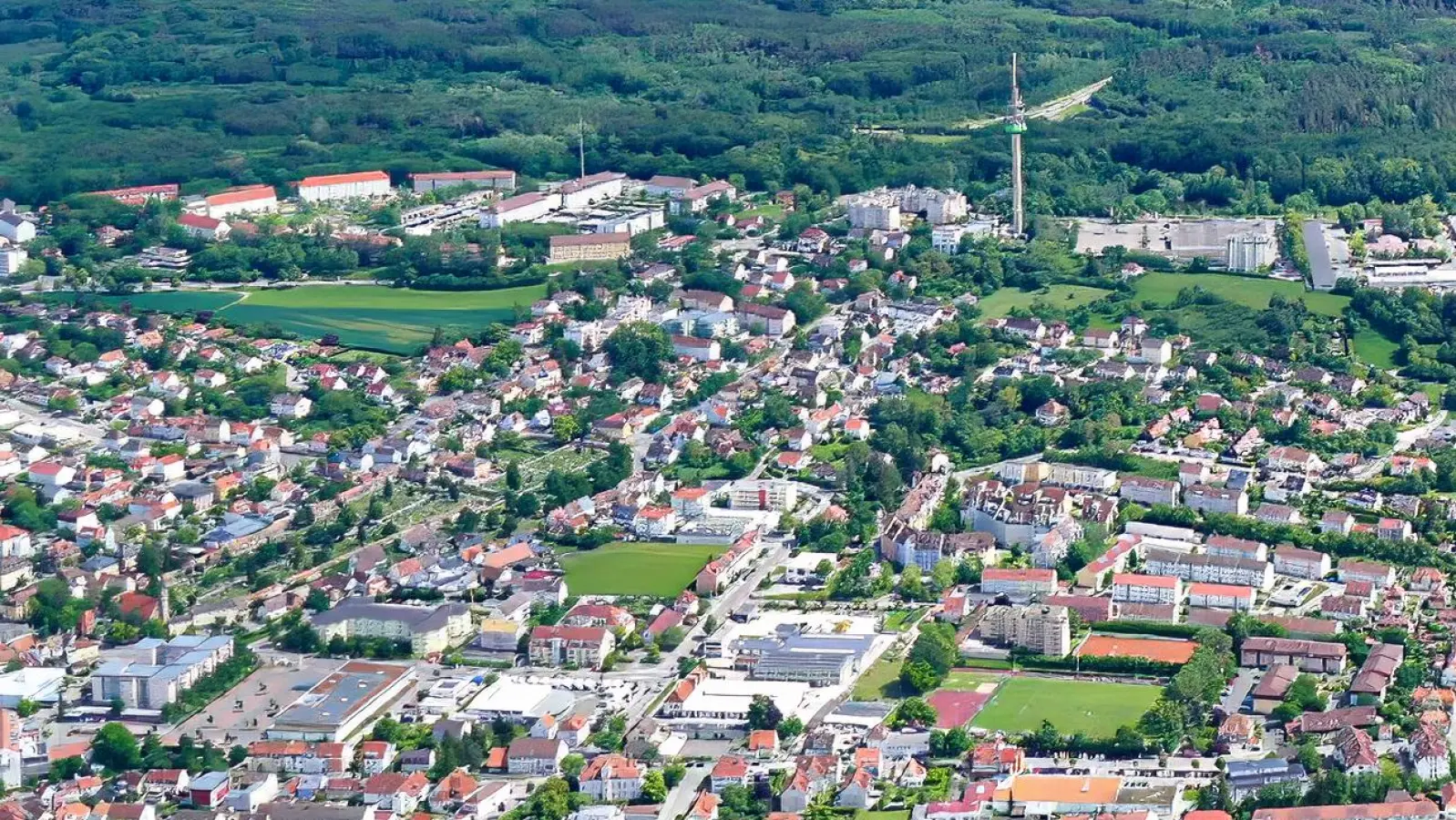 Auf diesem Lauftbild vom südlichen Stadtgebiet Ansbachs ist links vom Fernmeldeturm das riesige Areal der Barton-Kaserne zu sehen. (Foto: Walter Röber)