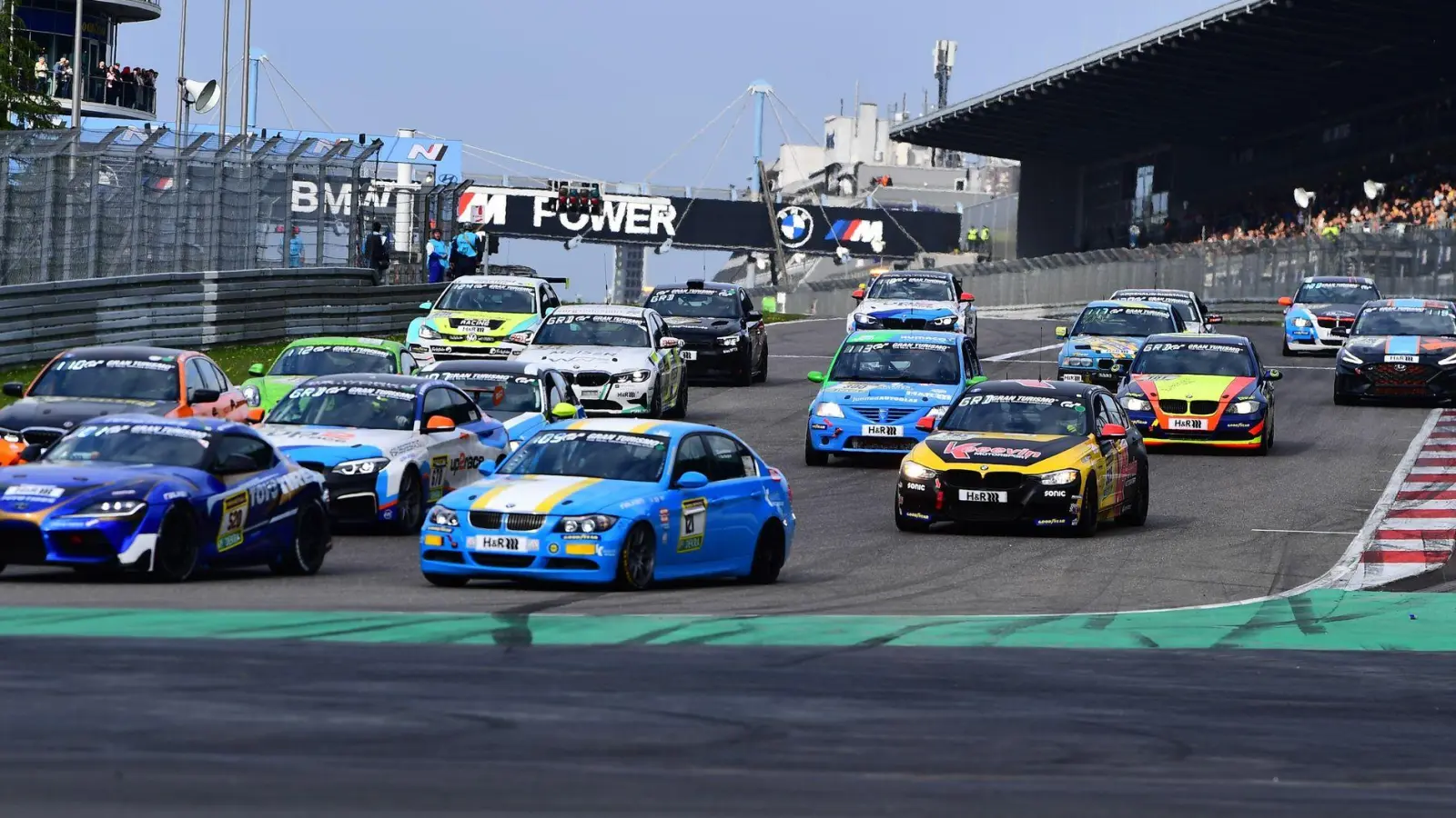 Auf dem Nürburgring gab es nach dem Start einen schweren Unfall mit mehreren Autos. (Foto: Alexander Franz/Erftkreis News Redaktion/dpa)