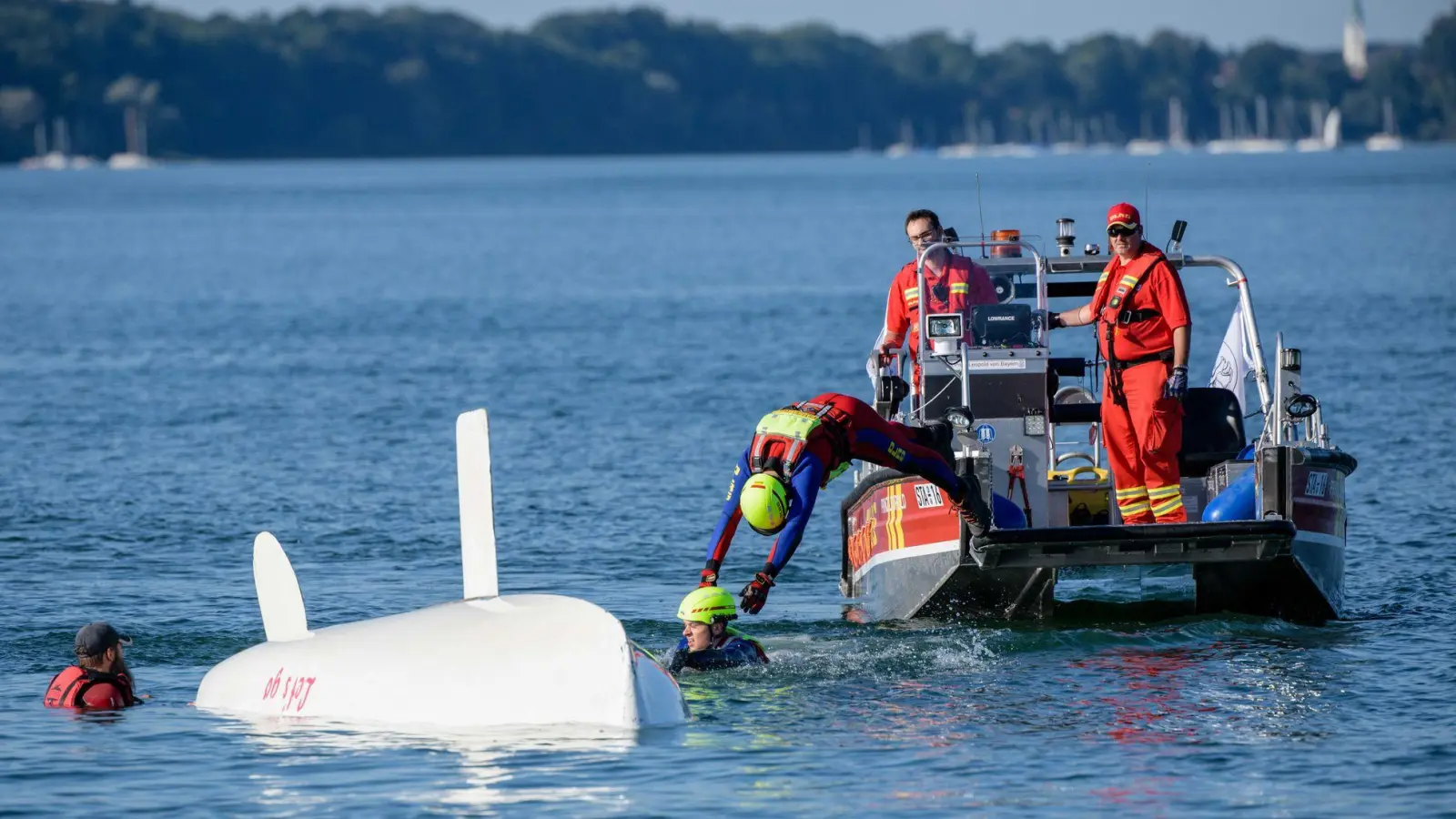 Nicht nur Schwimmer geraten in Gefahr, wie die Deutsche Lebens-Rettungs-Gesellschaft (DLRG) erläuterte. (Archivfoto) (Foto: Matthias Balk/dpa)