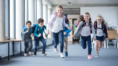 Am liebsten wollen die Erstis alles auf einmal in ihrer Schule erkunden. (Foto: Westend61/dpa-tmn)