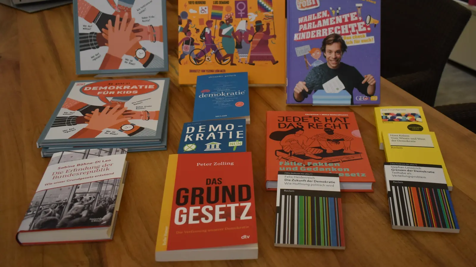 Es gibt Literatur für Interessierte jeden Alters, die sich mit den Themen Grundgesetz, Demokratie und Verfassung beschäftigt. In der Buchhandlung Dorn hat man zum 75. Geburtstag des Grundgesetzes einiges vorrätig. (Foto: Ute Niephaus)