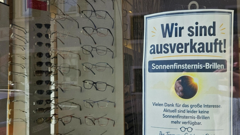 Wer zu spät kommt... Auf die Schnelle sind wenige Stunden vor dem Ereignis kaum noch Sonnenfinsternis-Schutzbrillen zu bekommen. Viele Optiker in der Region, wie hier in Feuchtwangen, melden „ausverkauft”. (Foto: Wolfgang Grebenhof)