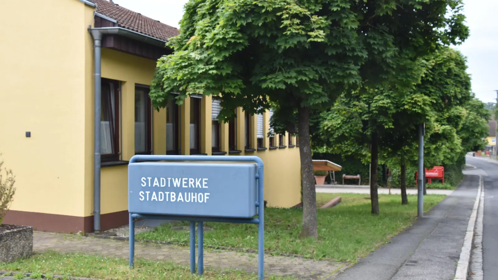 Die Scheinfelder Stadtwerke und der Stadtbauhof sollen bleiben, wo sie sind. Für die benachbarte Feuerwehr soll jedoch ein neuer Standort gesucht werden. (Foto: Andreas Reum)