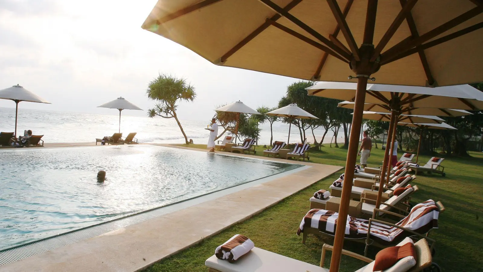 Ein Kläger darf den Reisepreis mindern, weil in seinem Urlaub die Liegen am Hotelpool mit Handtüchern reserviert waren. (Symbolbild) (Foto: Steffen Kugler/dpa)