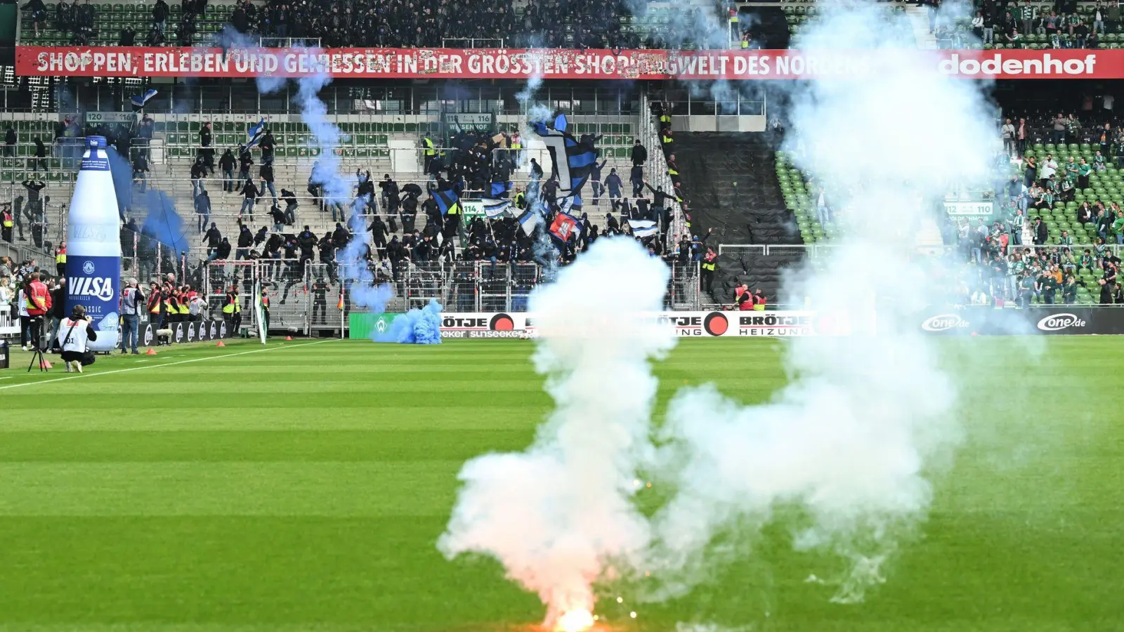 Schon vor dem Nordderby in Bremen flogen erste Leuchtraketen auf den Platz. (Foto: Carmen Jaspersen/dpa)