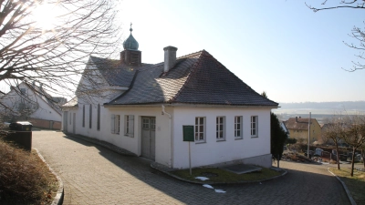 Die Leichenhalle auf dem Lehrberger Friedhof muss entweder saniert oder durch einen Neubau ersetzt werden. Die verschiedenen Möglichkeiten sind in einer Machbarkeitsstudie erläutert. (Foto: Alexander Biernoth)