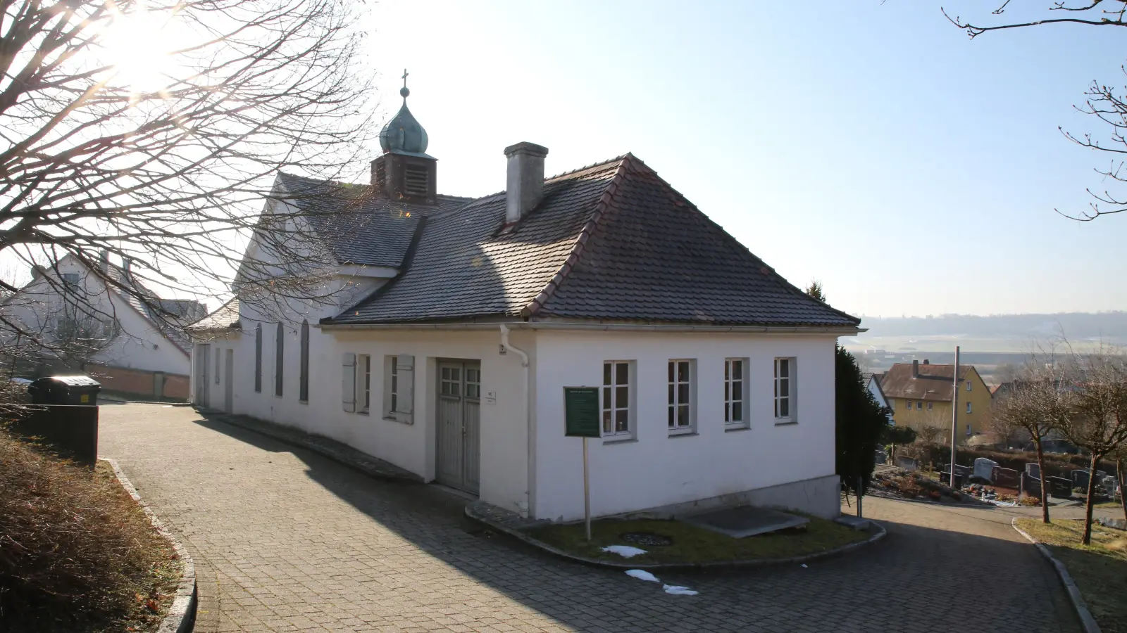 Die Leichenhalle auf dem Lehrberger Friedhof muss entweder saniert oder durch einen Neubau ersetzt werden. Die verschiedenen Möglichkeiten sind in einer Machbarkeitsstudie erläutert. (Foto: Alexander Biernoth)