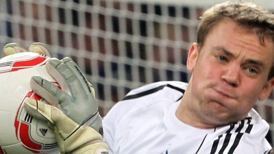 Der junge Manuel Neuer im Schalke-Trikot in Aktion. (Archivbild) (Foto: picture alliance / dpa)