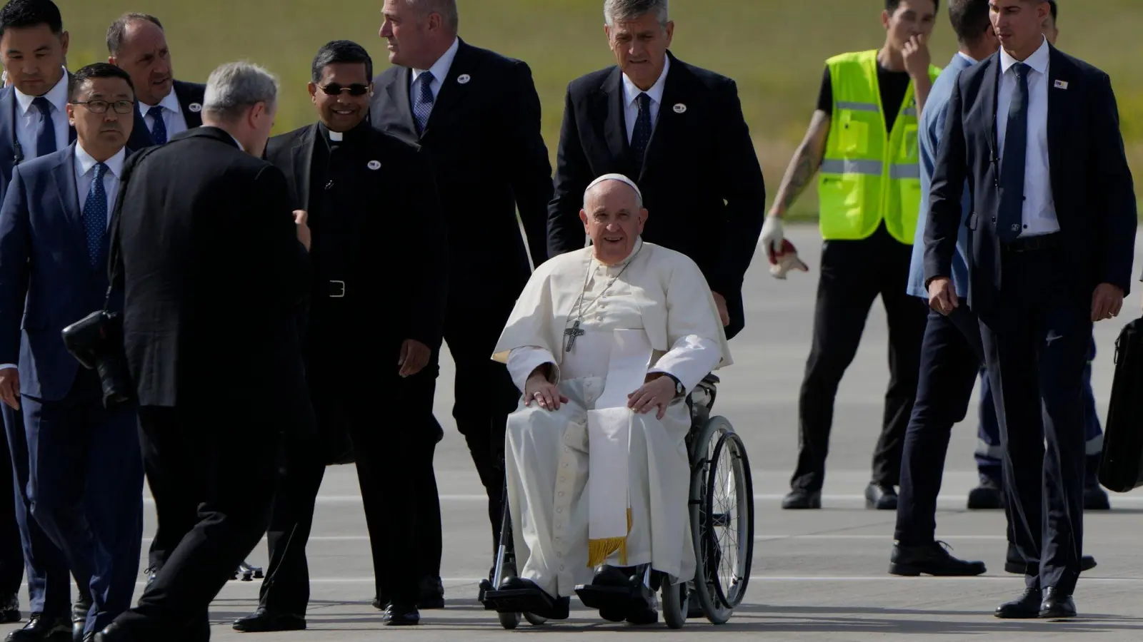 Papst Franziskus kommt auf dem internationalen Flughafen Chinggis Khaan an. (Foto: Ng Han Guan/AP)