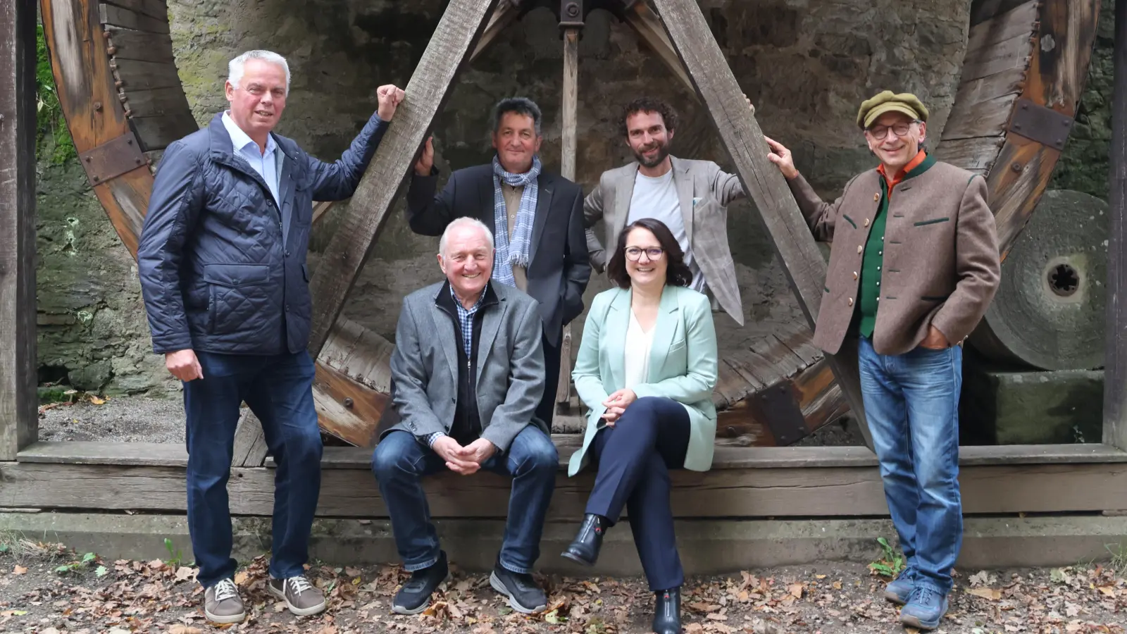 Sie wollen das Rad der Dinkelsbühler Stadtentwicklung gemeinsam weiterdrehen: Die designierte Dinkelsbühler OB-Kandidatin Anja Schmidt-Wagemann und die Stadträte Georg Piott, Paul Beitzer (sitzend), Robert Tafferner, Florian Zech und Matthias Schreiber (von links)  (Foto: Martina Haas)