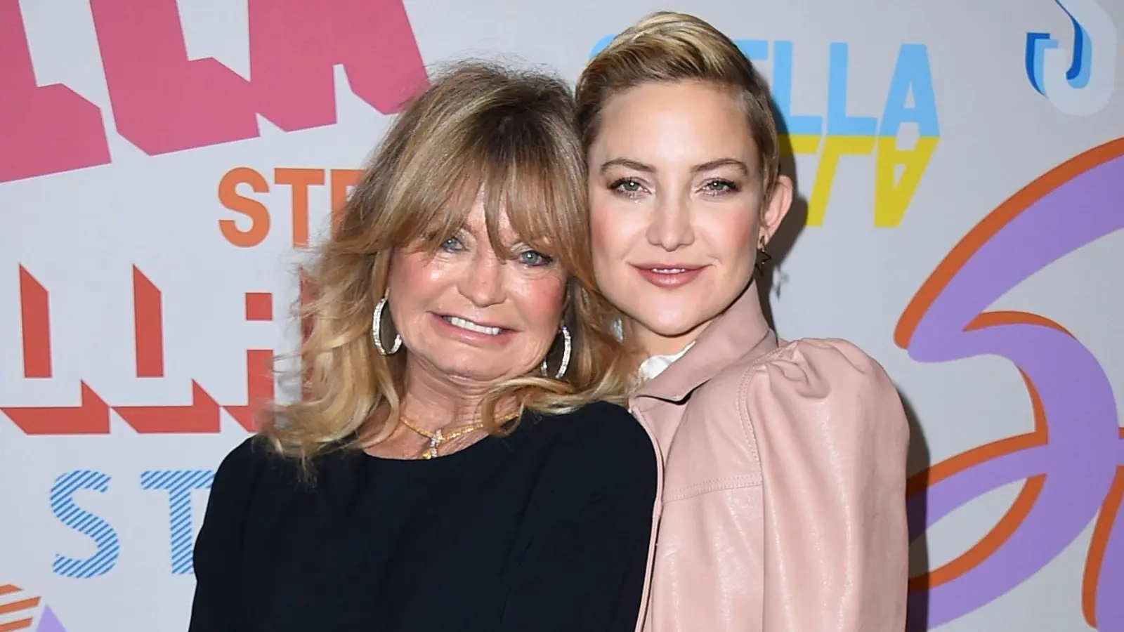 US-Schauspielerin Kate Hudson (r.) würde gerne mit ihrer Mutter Goldie Hawn drehen. (Archivbild) (Foto: Jordan Strauss/Invision/AP/dpa)