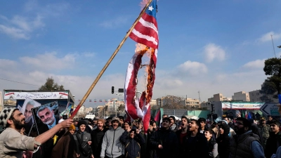 Das Verbrennen von Flaggen des Erzfeindes USA gehört bei staatlich erwünschten Protesten im Iran zum guten Ton. (Foto: Vahid Salemi/AP/dpa)