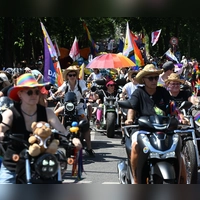 Die Parade ist eingebettet in ein dreitägiges Straßenfest mit Konzerten, Karaoke, politischen Gesprächsrunden und Partys.  (Foto: Felix Hörhager/dpa)