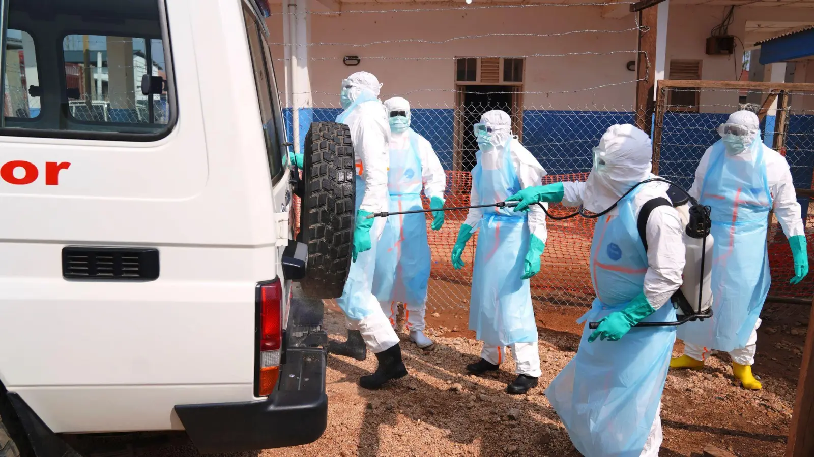 Experten vermuten, dass sich das Virus monatelang vor dem Nachweis des Ausbruchs Mitte Mai ausbreitete. (Foto: Dirole Lotsima Dieudonne/AP/dpa)