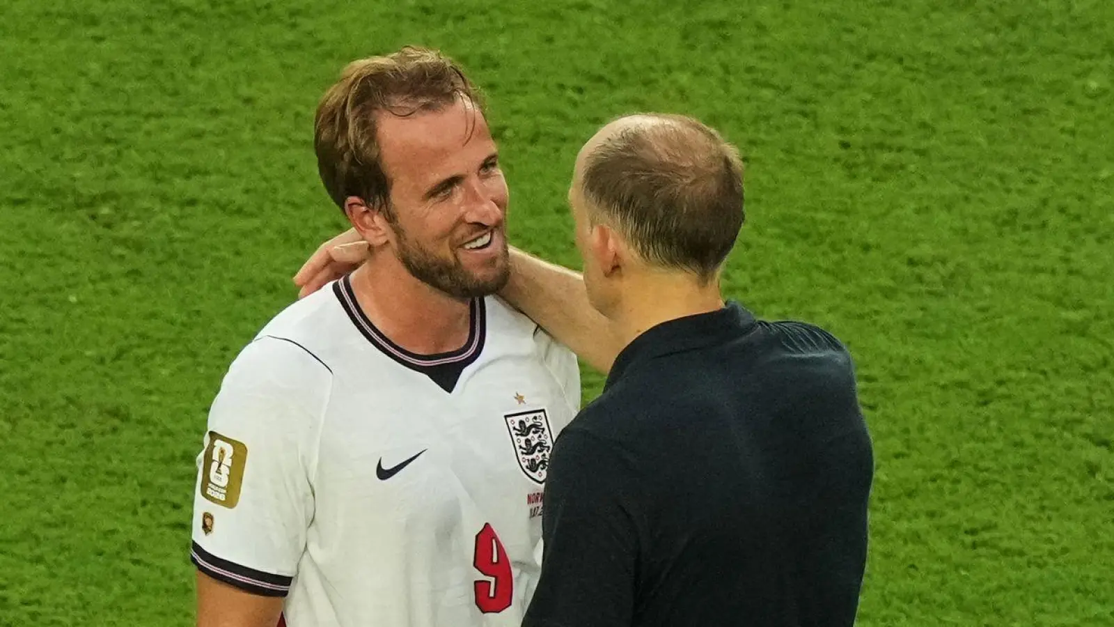 Englands Nationaltrainer Thomas Tuchel (r) schwärmt von seinem Stürmer Harry Kane. (Archivbild) (Foto: Marta Lavandier/AP/dpa)