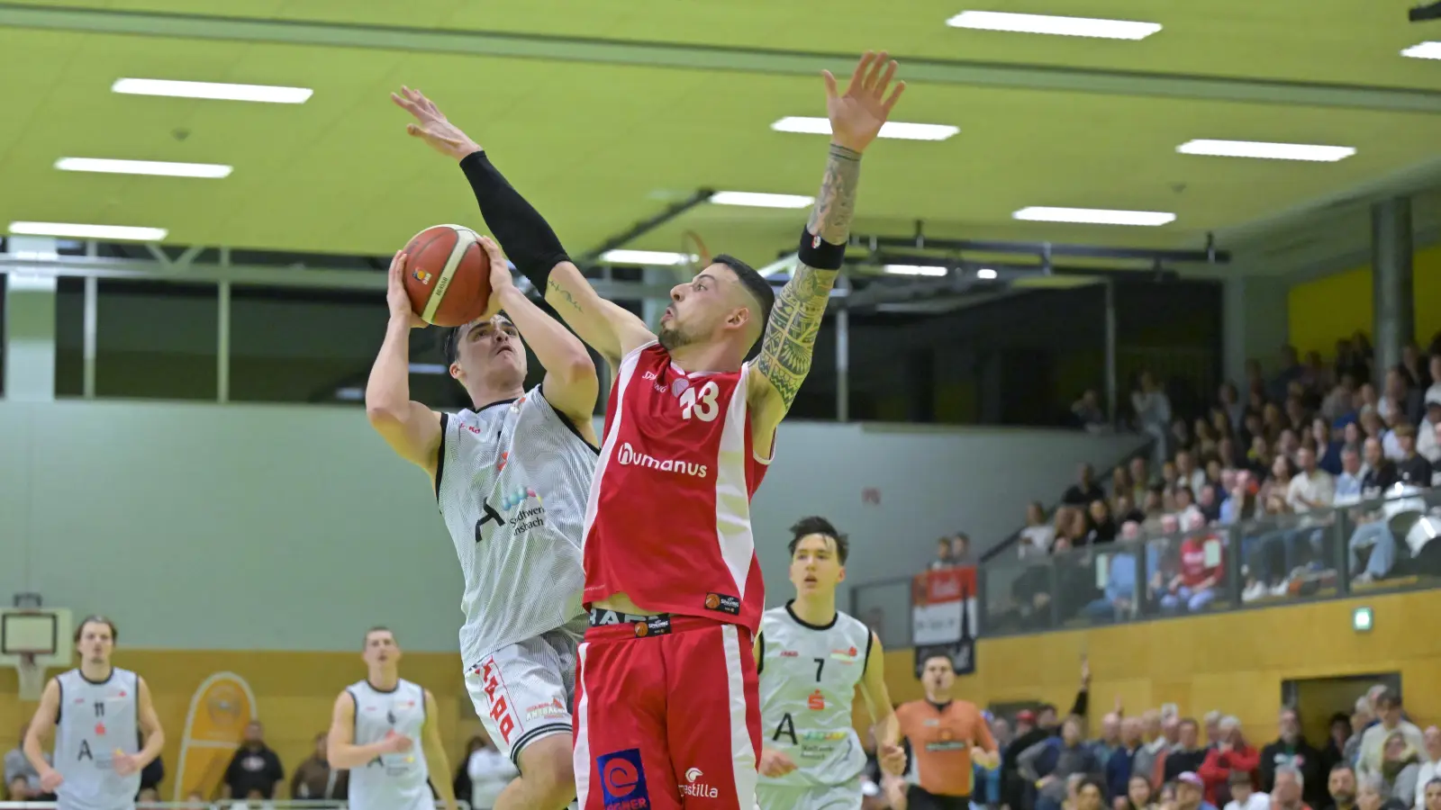 So wie hier Raul Dumnici (mit Ball) gegen Robin Seeberger mussten die Ansbacher hart für ihre Korberfolge arbeiten. (Foto: Martin Rügner)