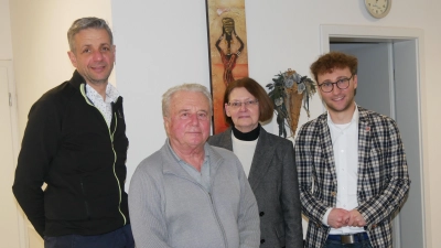 In Merkendorf ist der Hausarztstandort gesichert, machten Merkendorfs Bürgermeister Stefan Bach, Allgemeinarzt Dr. Vladimir Kozlik, MVZ-Geschäftsführerin Gabriele Dostal und Ornbaus Rathauschef Marco Meier (von links) deutlich. (Foto: Daniel Ammon)