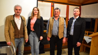 Informierten die Mitglieder der Milcherzeugergemeinschaft Nürnberg-West über den Milchmarkt (von links): Jürgen Geyer, Marie Jason, Michael Hechtel und Johannes Hegenberger. (Foto: Fritz Arnold)