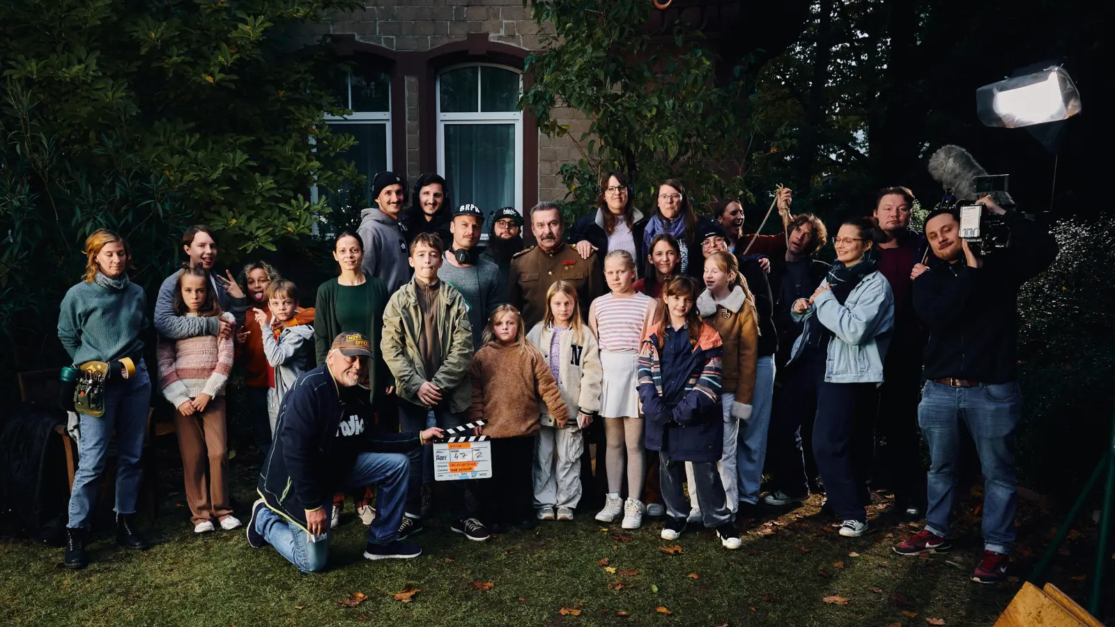 Das Team von „Malina” beim Filmdreh in Nürnberg. Regisseur des Films ist Lorenz Wetscher (mittig, mit Kopfhörern um den Hals) aus Heilsbronn im Landkreis Ansbach. (Foto: Daniel Tkatsch)