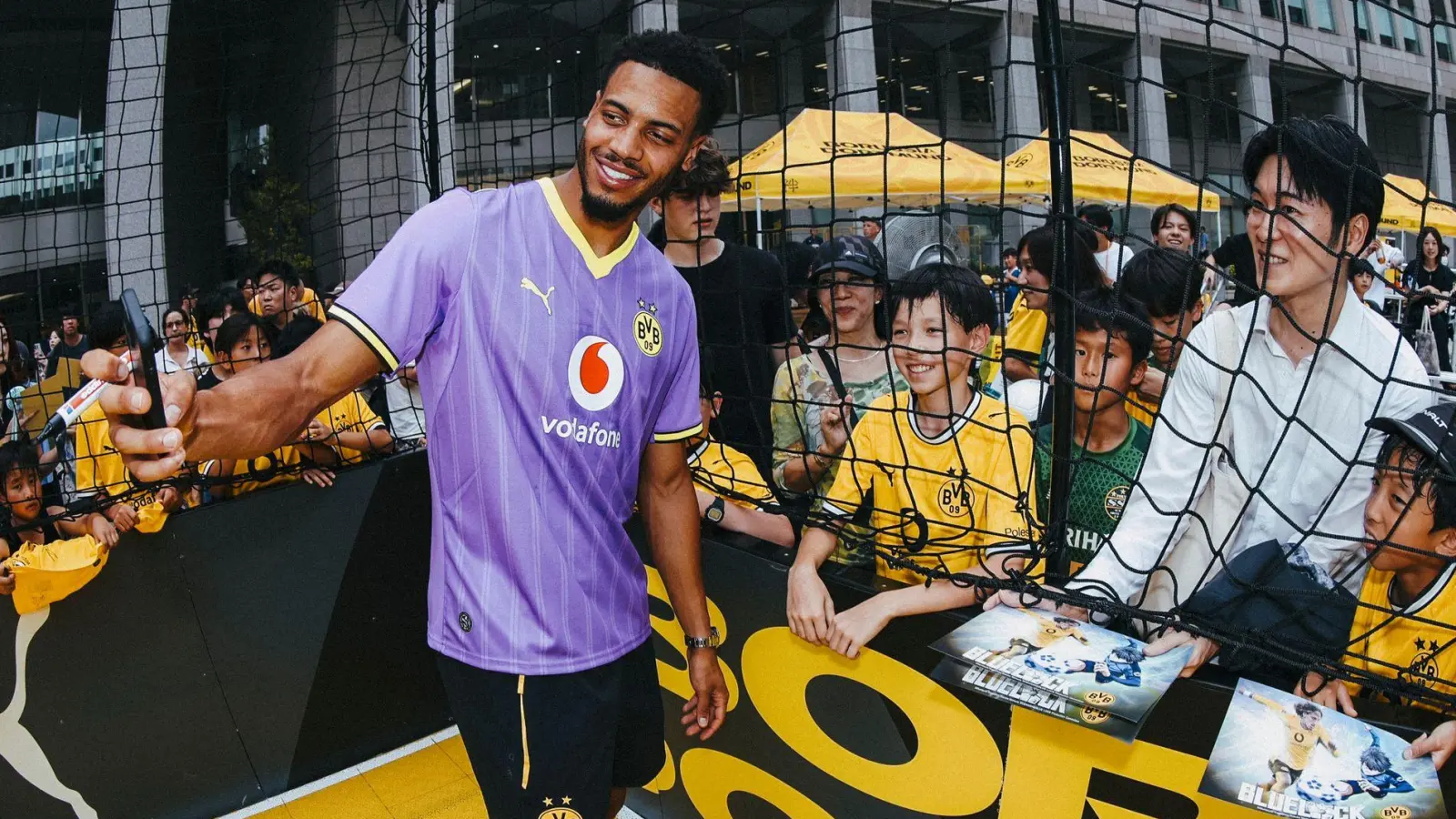 Nationalspieler Felix Nmecha und Co. tragen in der kommenden Saison ein Ausweichtrikot in der Farbe Lila.  (Foto: Deckers/BVB/dpa)