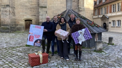 Teilnehmer, die sich für die Lange Einkaufsnacht in Ansbach zusammengetan haben: BGU-Chef Daniel Stiegler und Assistent Herr Strauß, Frau Herzog vom Brückencenter Ansbach, Herr Ringler von der Schmiedeweihnacht und Elke Knöbl als Vertreterin der Neustadt-Händler. (Foto: stmo)