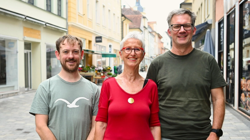 Benjamin Kießling (links), Hiltrud Zimmermann und Dr. Oliver Schwab knieten sich ins Zeug, um am Gedenktag des Attentats vom 24. Juli 2016 die Innenstadt mit Pro-Demokratie-Veranstaltungen zu beleben.  (Foto: Luca Paul)